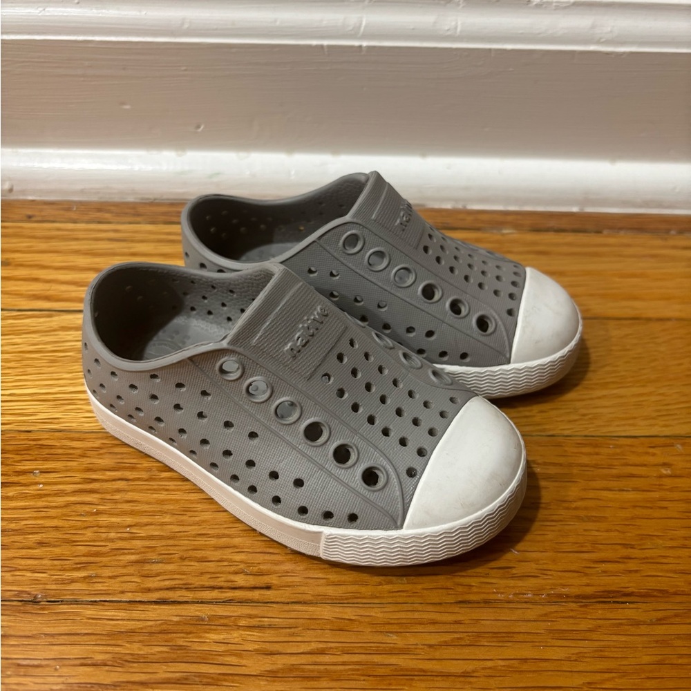 Native gray water shoes boys‎ size 5